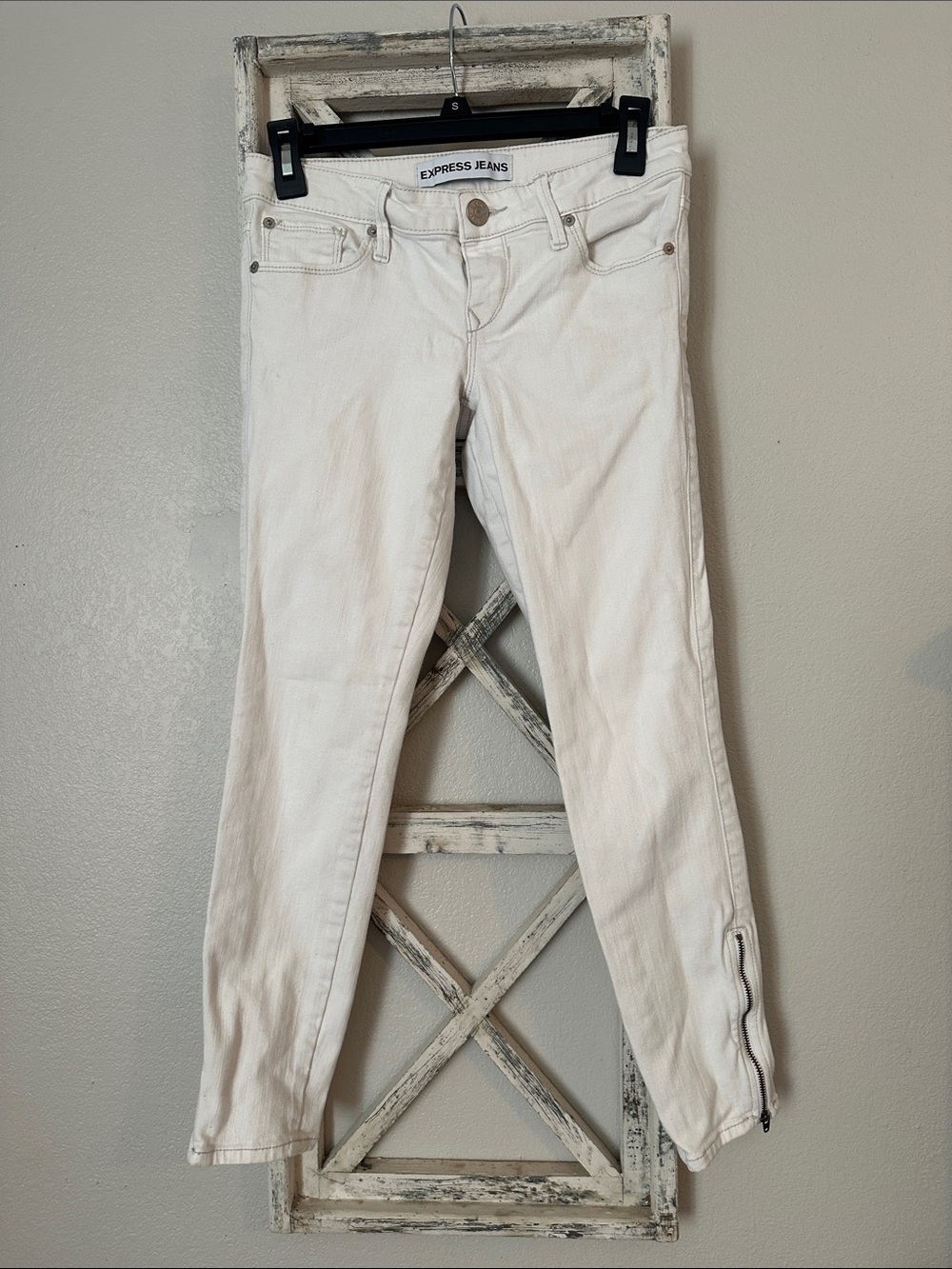 Express Stellah Off-White Skinny Jeans with Ankle Zippers